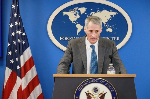 조나단 프리츠 미국 국무부 선임 부차관보가 12일(현지시간) 미국 뉴욕 외신기자센터에서 열린 브리핑에서 북한의 불법 사이버 활동에 관한 다국적 제재모니터링팀(MSMT) 보고서 내용을 설명하고 있다. 연합뉴스