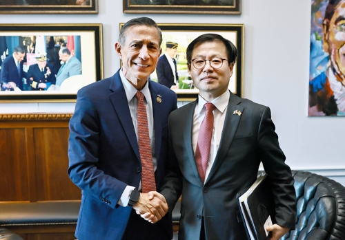 여한구(오른쪽) 산업통상부 통상교섭본부장이 12일(현지시간) 미국 워싱턴 DC 미국 의회에서 대럴 아이사 미국 하원의원과 기념 촬영하고 있다.  [산업통상부 제공]