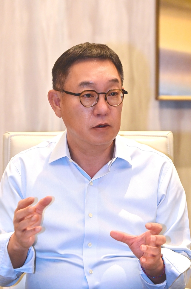 현신균 LG CNS 사장이 CES 2026 현장에서 자사 피지컬AI 전략에 대해 소개하고 있다. LG CNS 제공