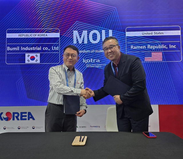 신영석(왼쪽) 하우스쿡 대표와 현지 바이어인 조슈아 리 라면리퍼블릭 대표가지난 6일(현지시간) 미국 라스베이거스에서 개막한 CES 2026에서 수출 계약을 체결한 뒤 기념 촬영을 하고 있다. 하우스쿡 제공