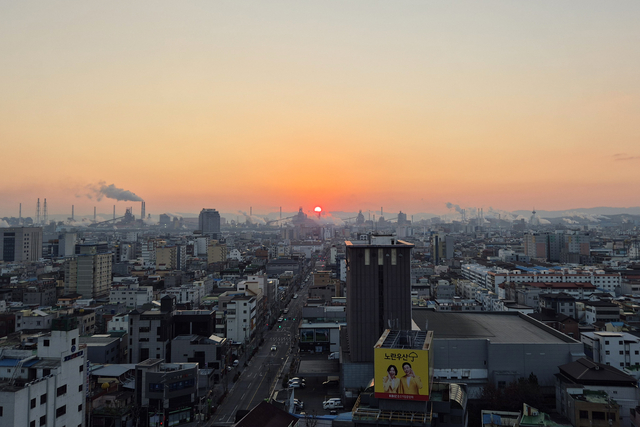 경북 포항 포스코 포항제철소에 지난해 12월 28일, 해가 솟아오르는 모습. 연합뉴스.