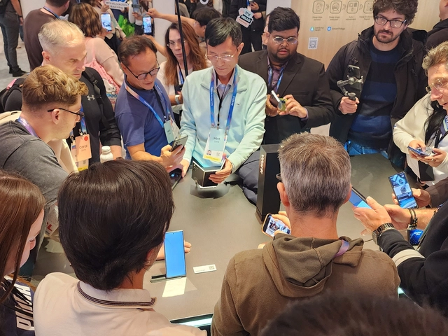 미국 라스베이거스의 'CES 2026' 현장에서 지난 4일(현지시간)  관람객들이  삼성전자가 전시한 '갤럭시 Z 트라이폴드'를 보기 위해 몰려들어 있다. 연합뉴스
