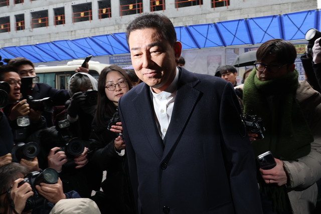 공천헌금 수수 등 각종 비위 의혹을 받는 더불어민주당 김병기 의원이 12일 서울 여의도 중앙당사에서 열린 윤리위원회에 출석하고 있다. [연합뉴스]