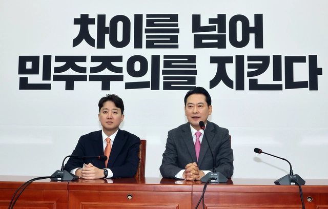 장동혁(오른쪽부터) 국민의힘 당대표와 이준석 개혁신당 대표가 13일 국회 본청 국민의힘 당대표 회의실에서 회동하고 있다. 양당 대표는 더불어민주당 공천뇌물 의혹과 통일교 불법금품수수 의혹 2개 특검 도입, 대장동 재판 항소포기 외압 국정조사 공조를 위해 만났다.<연합뉴스 사진>