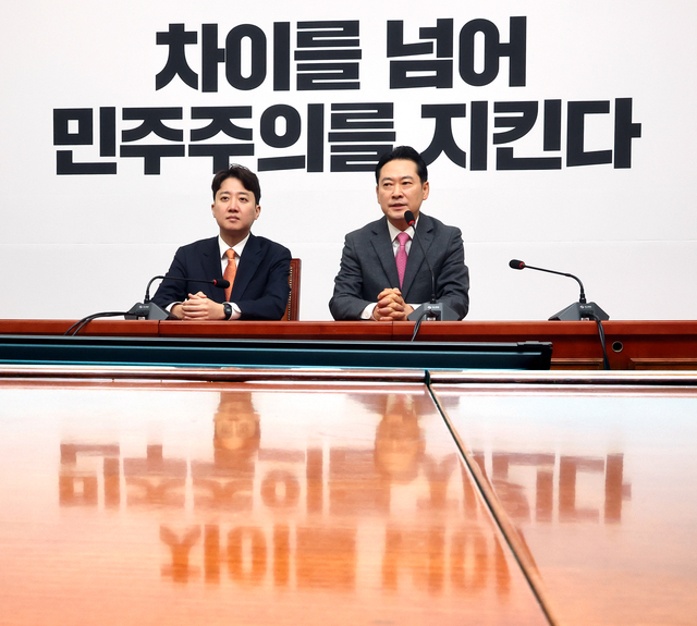 장동혁(오른쪽부터) 국민의힘 당대표와 이준석 개혁신당 대표가 13일 오전 국회 본청 국민의힘 당대표 회의실에서 회동하고 있다. 양당 대표는 더불어민주당 공천뇌물 의혹과 통일교 불법금품수수 의혹 2개 특검 도입, 대장동 재판 항소포기 외압 국정조사 공조를 위해 만났다.<연합뉴스 사진>