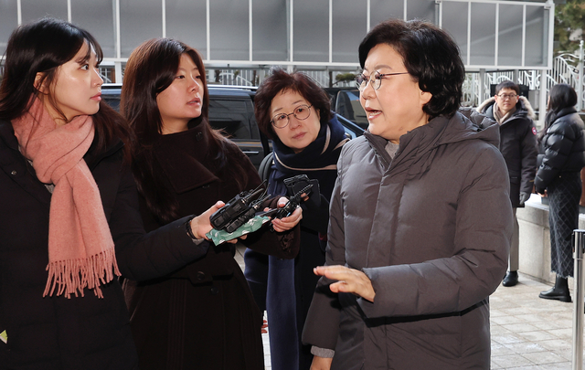 이혜훈 기획예산처 장관 후보자가 13일 서울 중구 예금보험공사에 마련된 인사청문회 준비 사무실로 출근하며 취재진의 질문에 답변하고 있다. [연합뉴스]