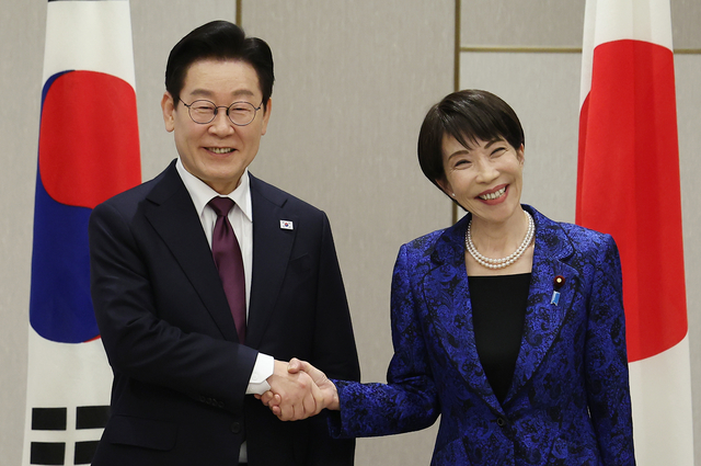 이재명 대통령과 다카이치 사나에 일본 총리가 13일 일본 나라현 정상회담장에서 확대 회담에 앞서 악수하고 있다. 연합뉴스