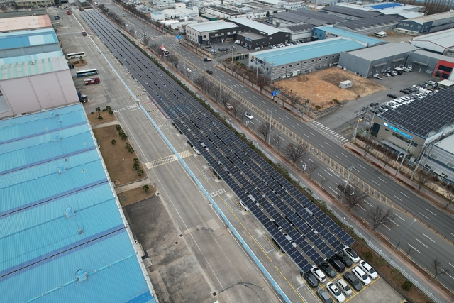 코오롱인더스트리 구미공장에 설치된 태양광 발전 설비. 코오롱인더스트리 제공.