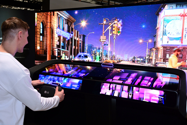 LG전자 모델이 차량용 디스플레이 솔루션을 시연하고 있다. LG전자 제공