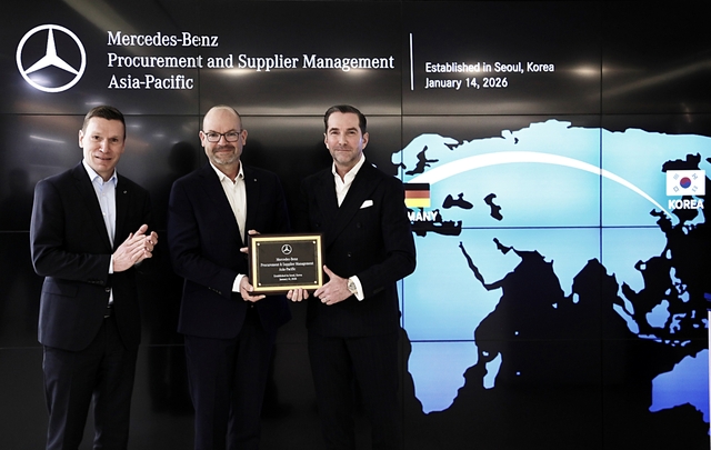 마티아스 바이틀(왼쪽부터) 메르세데스-벤츠 코리아 대표이사, 요르그 부르저 메르세데스-벤츠 그룹 AG 최고기술책임자, 슈테펜 마우어스베르거 아태지역 구매 및 협력사 품질관리 부사장이 14일 열린 메르세데스-벤츠 아태지역 구매 및 협력사 품질관리 조직 출범 행사에서 기념촬영을 하고 있다. 메르세데스-벤츠 코리아 제공