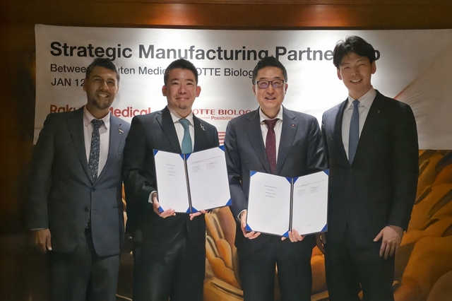 롯데바이오로직스·라쿠텐메디칼 바이오 의약품 위탁생산 계약 체결식. 왼쪽부터 압흐짓 바티아 라쿠텐메디칼 최고운영책임자, 미나미 마에다 라쿠텐메디칼 사장, 제임스박 롯데바이오로직스 대표, 신유열 롯데바이오로직스 대표. 롯데바이오로직스 제공