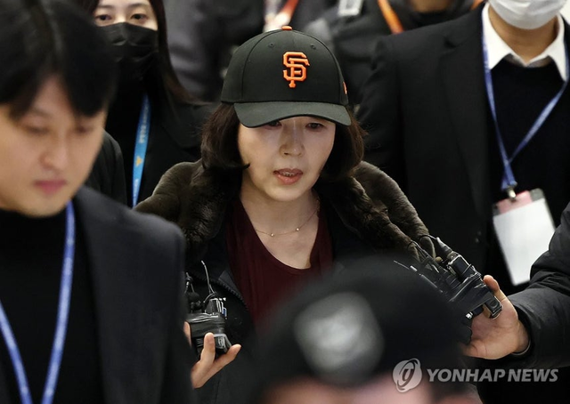 김경 서울시의원이 11일 인천국제공항 1터미널을 통해 입국하며 취재진 질문에 답하는 모습. 연합뉴스