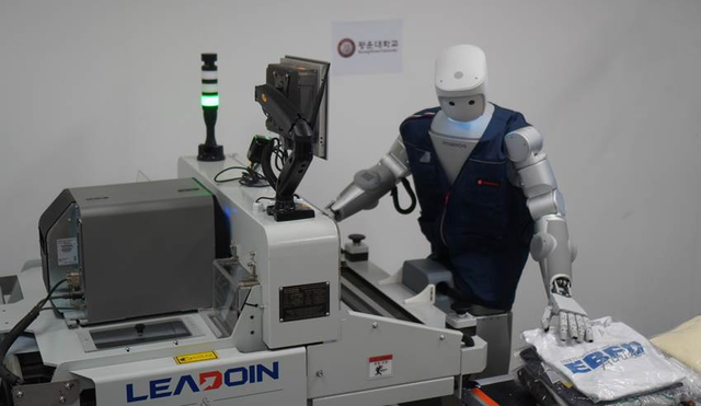 롯데글로벌로지스가 로봇 전문기업 ‘로브로스’, 광운대, 경희대, 서강대와 함께 국책 과제에 선정돼 업계 최초로 ‘이족 보행 AI 휴머노이드 로봇’ 실증 연구를 진행한다. [롯데글로벌로지스 제공]