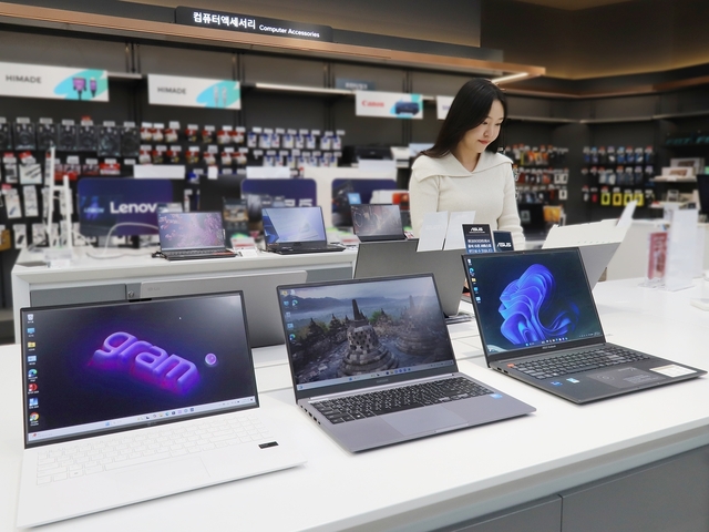 지난해  노트북 메모리 가격이 최대 70% 가량 오른 가운데, 대부분의 원가 인상분이 소비자들에게 전가된 것으로 나타났다. 올해 역시 메모리 가격 상승이 지속될 전망으로 관측되면서 노트북 가격이 천정부지로 치솟을 전망이다. 사진은 롯데하이마트 노트북 판매대. 롯데하이마트 제공
