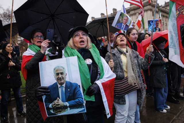 이란 반정부 시위대가 13일(현지시간) 영국 런던에서 1979년 이전 이란 왕정 체제하 왕세자였던 레자 팔레비 사진을 들고 시위를 하고 있다. EPA 연합뉴스