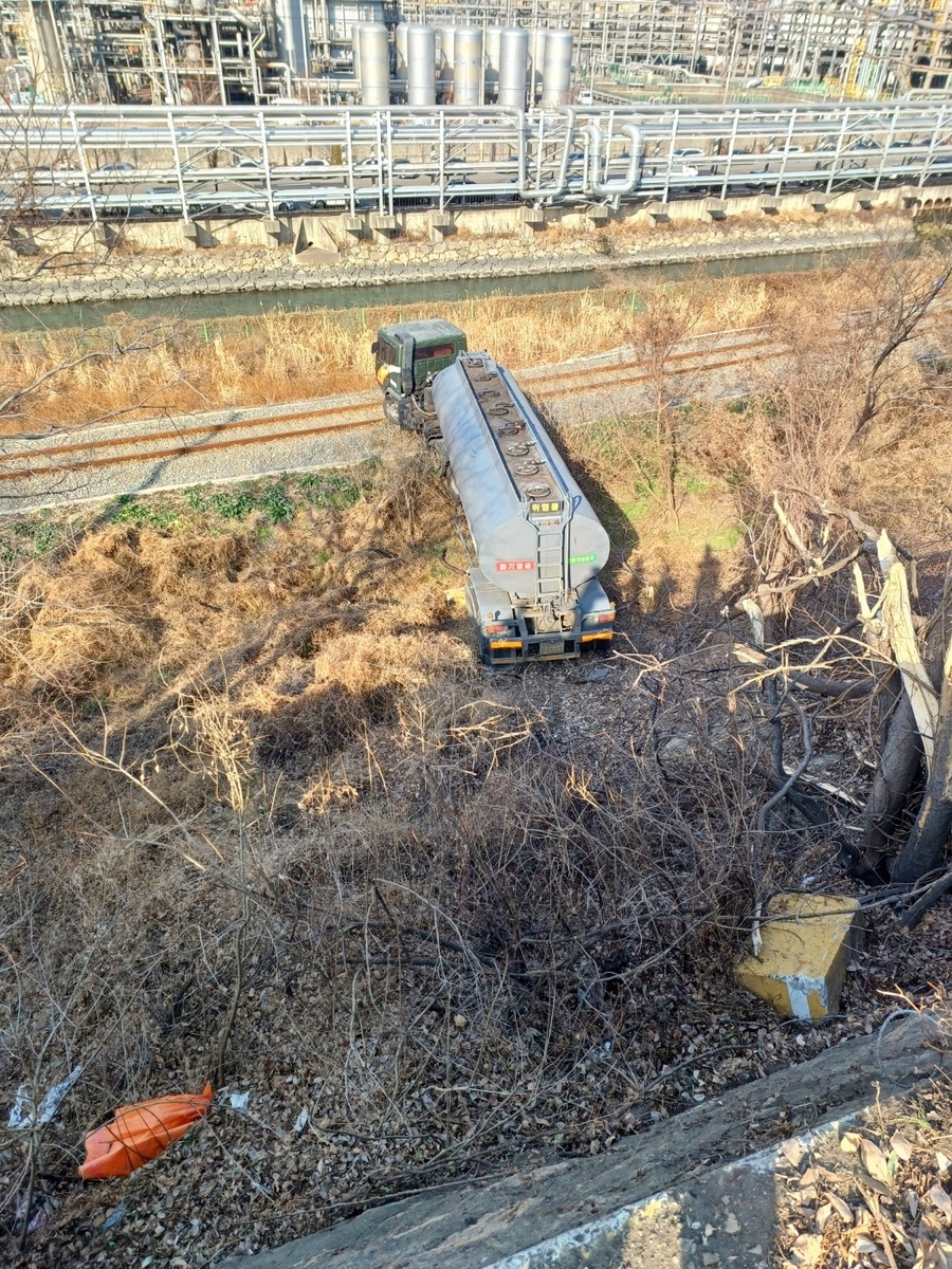 “탱크로리 철길 추락” 여수서 승용차 충돌…경찰 조사중