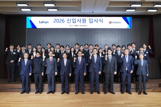 김준석(앞줄 왼쪽 세번째부터) 대한전선 부사장, 김선규 호반그룹 회장, 김상열 호반장학재단 이사장, 김대헌 호반그룹 기획총괄사장, 김민성 호반그룹 부사장이 14일 서울 서초구 호반파크에서 열린 신입사원 입사식에서 기념촬영을 하고 있다. 대한전선 제공