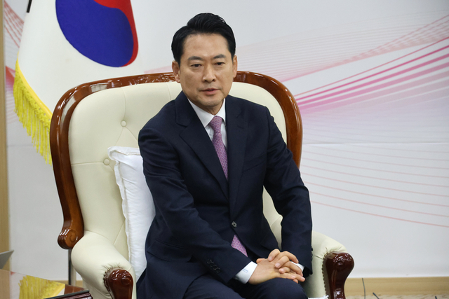 장동혁 국민의힘 대표가 대전시청을 방문하고 이장우 대전시장에게 대전·충남 행정통합 관련 의견을 밝히고 있다. [연합뉴스]