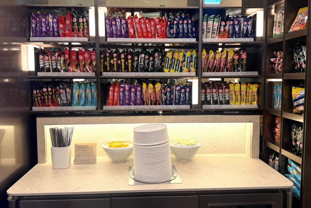 인천공항 ‘라면 라이브러리’에 진열된 오뚜기 라면. [오뚜기 제공]