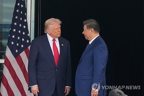 작년 10월 김해에서 만난 트럼프 대통령과 시진핑 주석. AP 연합뉴스