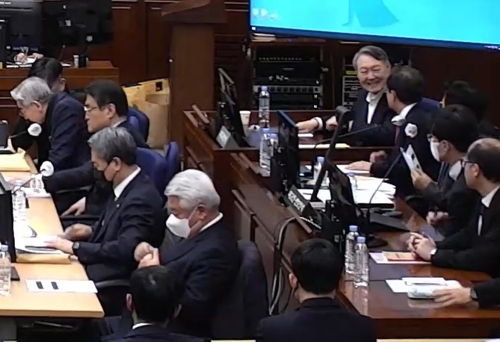 12·3 비상계엄 관련 내란 우두머리 혐의로 기소된 윤석열 전 대통령이 13일 서울 서초구 서울중앙지방법원 417호 형사대법정에서 열린 내란 우두머리 혐의 결심공판에서 변호인들과 대화하며 웃고 있다.   [서울중앙지법 제공]