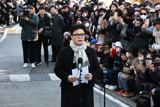 한동훈 국민의힘 전 당대표가 지난 2025년 12월 3일 서울 여의도 국회도서관 앞 쪽문에서 12·3 비상계엄 1주년 관련 기자회견을 하고 있다.<연합뉴스 사진>