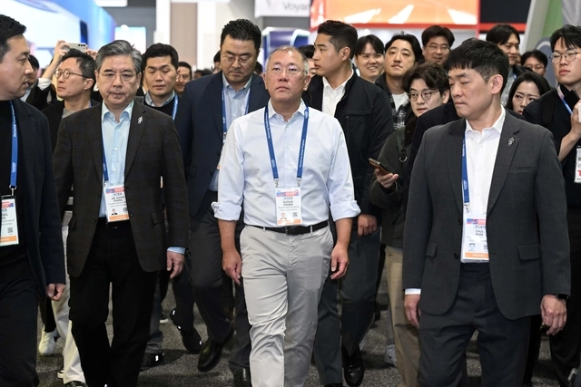 정의선(가운데) 현대차그룹 회장이 ‘CES 2026’이 개막한 6일(현지시간) 미국 네바다주 라스베이거스 컨벤션센터에 마련된 현대차그룹 부스를 둘러본 후 퀄컴 부스로 향하고 있다. 연합뉴스