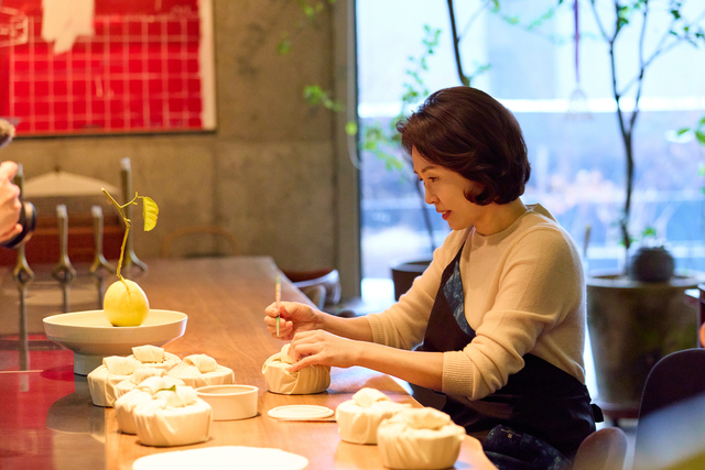 이재명 대통령과 일본을 방문하는 김혜경 여사가 지난 12일 서울 노영희 셰프 스튜디오에서 일본에서 열리는 재일 한국계 예술인 간담회 참석자들에게 전달할 다과를 만들고 있다. 연합뉴스