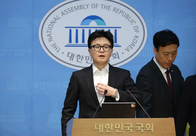 한동훈 국민의힘 전 대표가 14일 국회 소통관에서 당 윤리위원회가 본인을 제명 결정한 것과 관련해 입장을 밝히고 있다. [연힙뉴스]