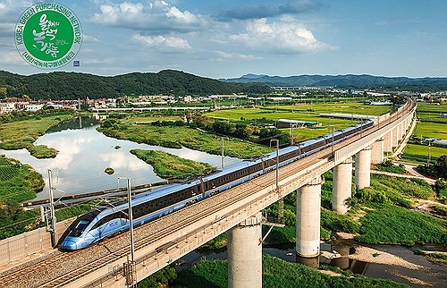 한국철도공사(코레일)가 운행하는 경부선 KTX-청룡이 소비자가 직접 뽑은 ‘2025 대한민국 올해의 녹색상품’과 ‘인기상’을 수상했다고 23일 밝혔다. 사진은 대한민국 올해의 녹색상품 수상한 KTX-청룡. [코레일 제공]