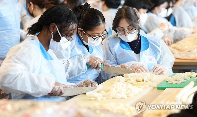 떡국 만드는 외국인 유학생 모습. 사진은 본문 내용과 직접적인 연관이 없음. 연합뉴스
