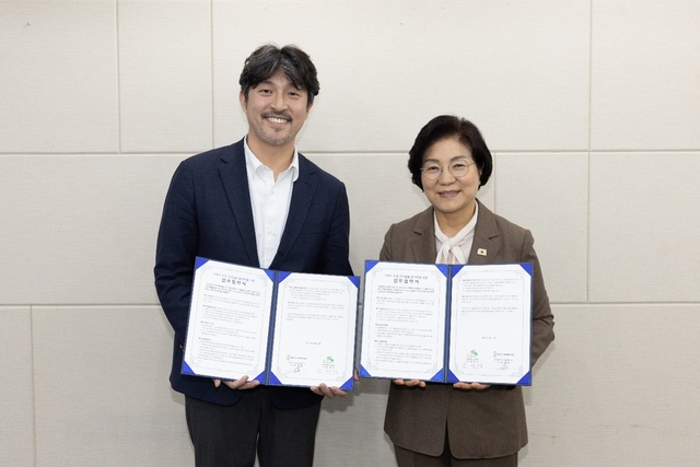 김미경 은평구청장과 김정성 대표가 양해각서체결 후 기념사진을 촬영하고 있다. (지디코퍼레이션 제공)