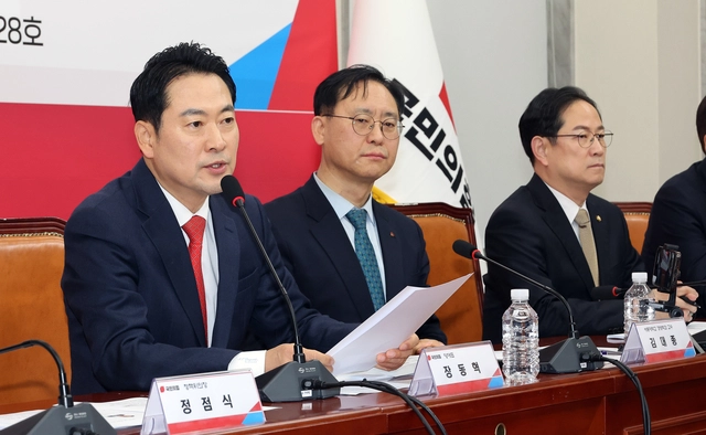 장동혁(왼쪽 첫번째)국민의힘 대표가 15일 국회에서 열린 제1차 민생경제 점검회의에서 인사말을 하고 있다. [연합뉴스]