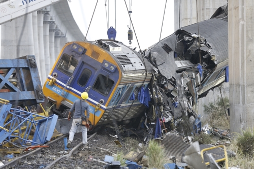 14일(현지시간) 태국 중부 나콘라차시마주 고속철 공사장에서 발생한 열차 사고 로  ‘32명 사망’한 사고 현장. [EPA=연합뉴스]