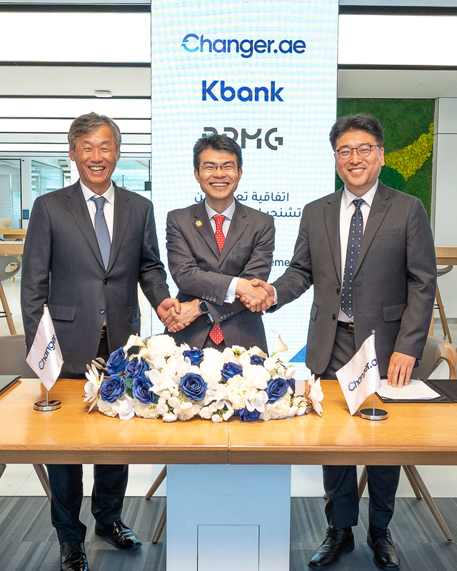 최우형(사진 왼쪽부터) 케이뱅크 은행장, 왕하오 체인저 대표, 문범영 비피엠지 이사가 업무협약식에서 기념촬영하고 있다. 비피엠지 제공