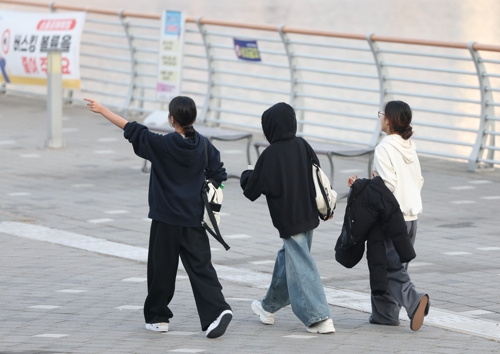경남 창원지역 낮 최고 기온이 19도까지 오른 15일 오후 창원시 마산합포구 3·15해양누리공원에서 시민이 가벼운 옷차림으로 발걸음을 옮기고 있다. [창원=연합뉴스]