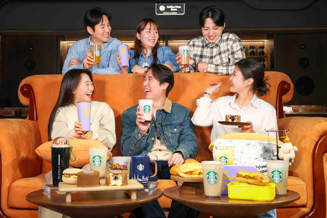 서울 중구 스타벅스 장충라운지R점 프렌즈 팝업 스토어에 있는 소파에서 모델들이 포즈를 취하고 있다. [스타벅스 제공]