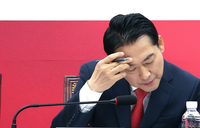 장동혁 국민의힘 대표가 15일 국회에서 열린 제1차 민생경제 점검회의에서 잠시 생각에 잠겨 있다. [연합뉴스]