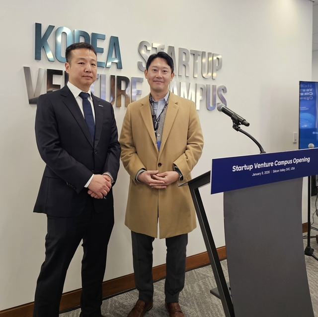 조준상(오른쪽) 차봇모빌리티 부대표와 김영준 중소벤처기업진흥공단 KSC 실리콘밸리 소장이 지난 9일(현지시간) 미국 실리콘밸리에서 열린 K-스타트업센터(KSC) 실리콘밸리 개소식에서 기념사진을 찍고 있다. 차봇 제공