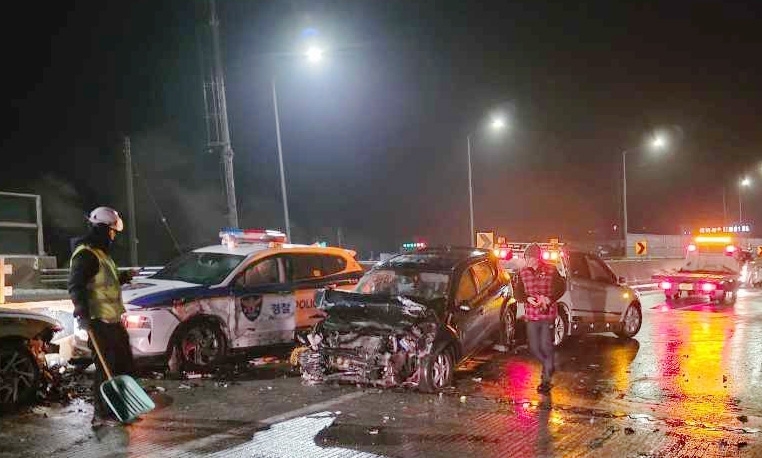 정선 증산교차로 인근 사고 수습 중 2차 추돌…5명 병원 이송