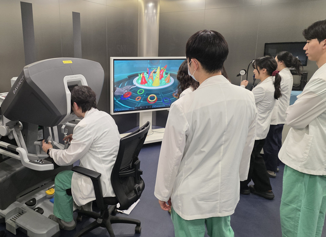 서울대병원 외과 술기교육센터에서 외과 전공의가 로봇 시뮬레이터를 활용해 술기 교육을 받고 있다. 서울대병원 제공