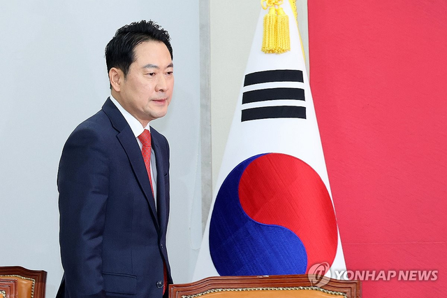 국민의힘 장동혁 대표가 15일 국회에서 열린 최고위원회의에 참석하고 있다. 연합뉴스