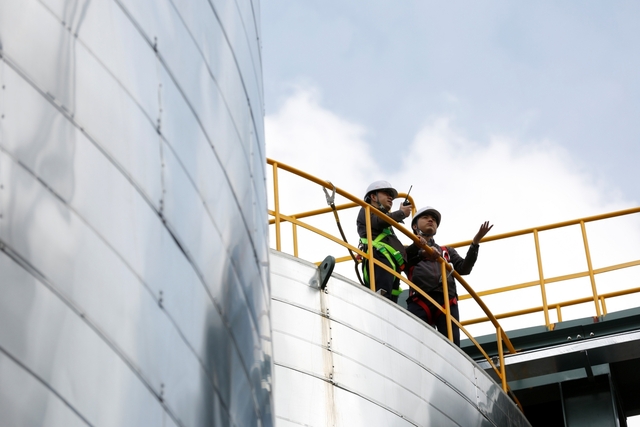 금호석유화학 직원들이 15일 여수공장을 점검하고 있다. 금호석유화학그룹 제공.