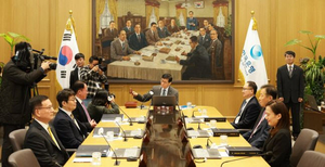 새해 첫 금통위 ‘동결’…환율·물가 변수에 숨 고르기