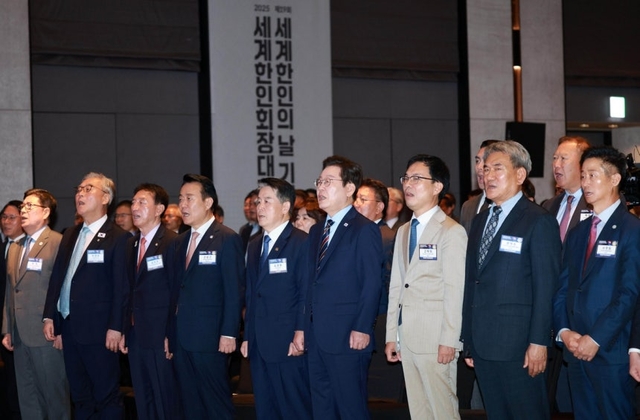 이재명(앞줄 오른쪽 네 번째) 대통령이 지난해 10월 2일 서울 광진구 그랜드워커힐서울 호텔에서 열린 제19회 세계한인의 날 기념식에서 김경협(다섯 번째) 재외동포청장, 고상구(여섯 번째) 세계한인총연합회장 등 참석자들과 애국가를 제창하고 있다. 대통령실 통신사진기자단. 연합뉴스