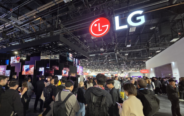 미국 라스베이거스 컨벤션센터(LVCC)에서 지난 6일(현지시간) 개막한 CES 2026의 LG전자 부스 입구에 관람객들이 몰려 있다. 장우진 기자
