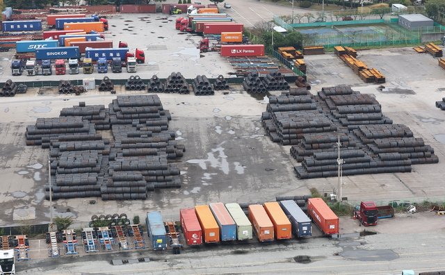 경기 평택시 평택항에 철강 제품이 쌓여 있는 모습. 연합뉴스.