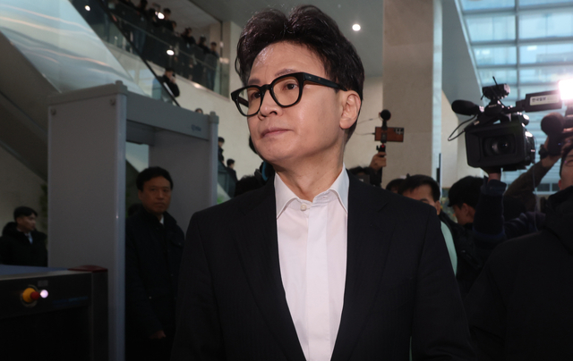 한동훈 전 국민의힘 대표가 14일 당 윤리위원회가 본인을 제명 결정한 것과 관련해 입장을 밝힌 뒤 회견장을 떠나고 있다. [연합뉴스]