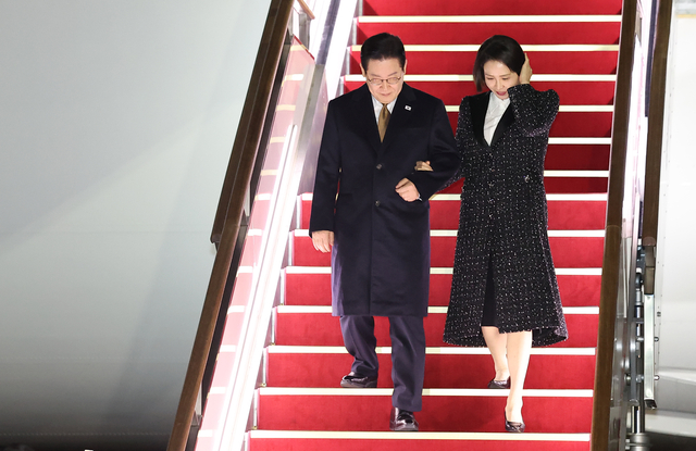 이재명 대통령과 김혜경 여사가 14일 성남 서울공항에 도착한 공군 1호기에서 내리고 있다. 연합뉴스