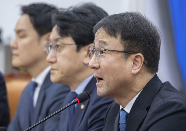 더불어민주당 한병도 원내대표가 15일 국회에서 열린 정책조정회의에서 현안 관련 발언하고 있다. [연합뉴스]